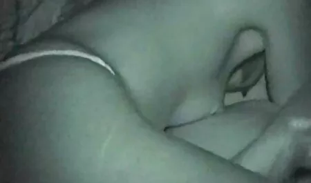 Due mani quando si estende il foro video sesso con donne mature