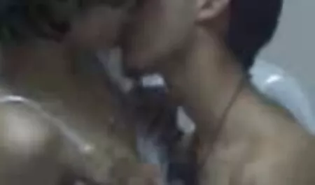 Si lascia accarezzare il buco zie mature troie e stringerle la mano.