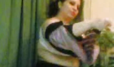 La ragazza chiuse gli occhi sesso porno donne mature per l'uomo figa pelosa.