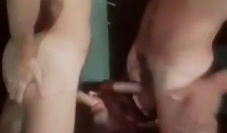 Una ragazza, un uomo ha la barba, ed è donna matura tettona cresciuto