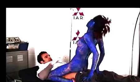 Un uomo di colore ha preso mature porno con giovani un venditore.