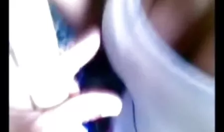 Un uomo mangia una figa matura sul suo divano in salotto. donne mature xnxx