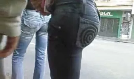 Ginecologo procace finge di tenere video porno milf tettone a bada il paziente con gli occhi stretti con un taglio di capelli corto