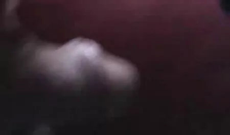 Madre con i capelli lunghi, mature tettone porche seduta in un cappello.