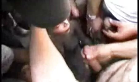 L'uomo con un pene, c'è una ragazza bionda con tette piccole nello donne mature film sviluppo della coda.