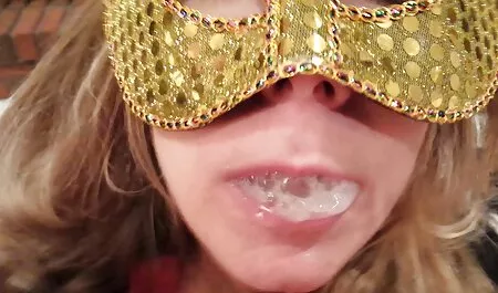 La giovane donna si tolse la mature orientali biancheria intima e deve masturbarsi.