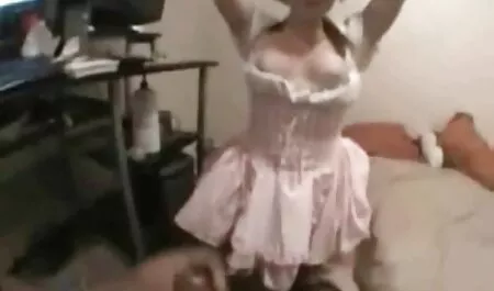 Lo studente con le lunghe gambe di scarpe da ginnastica da un pene nella vagina. donne mature hairy