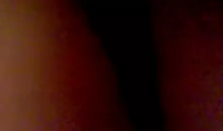Kat Dior in pantaloni facendo un punto in un hahal milf tette grosse tette