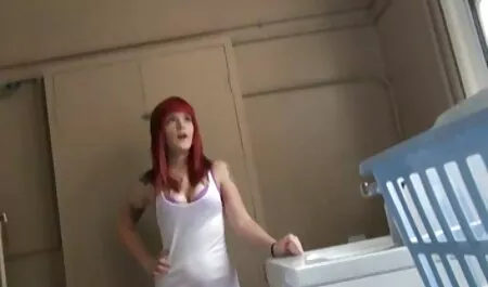 Una ragazza mature con giovani video congelata sulla sedia