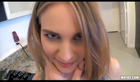 Tutto il dito medio donna matura sex
