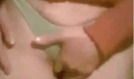 Come donne mature in calore mettere una vite nella bocca di un 18enne in una maglietta.