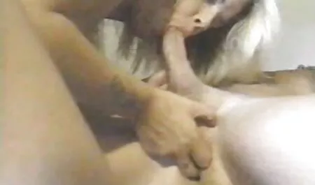 Una maschera di donna, un porno gratis milf tettone uomo vite davanti a una webcam