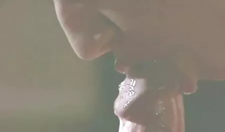 Equitazione organizzare Vagine per le donne con la spalla larga sul mature si spogliano divano.