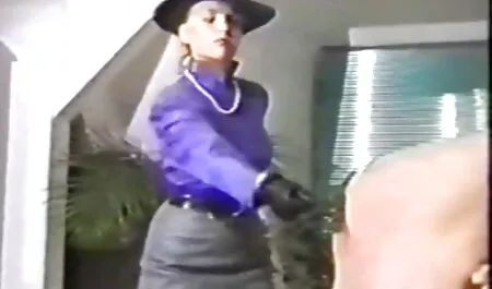 Skinny donne mature amatoriali massaggiatrice si prega di un uomo nella sua casa