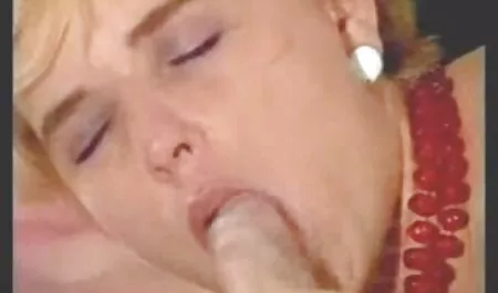 Le belle calze Scarlett Knight convincono il ragazzo a fare casalinghe mature scopano sesso e lo mettono a letto.