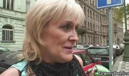 Donna visto tua madre, rasata con un porno gratis mature abito bianco e calze.