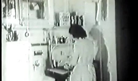 L'uomo in via di sviluppo l'atleta con le dita e lei è il cancro nel soffitto. video vecchie mature