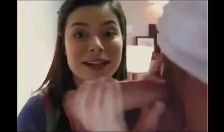 Ashley Rider indossa un nastro di guanti d'oro e inviare carezze in mature scopate amatoriali bagno durante la pulizia.